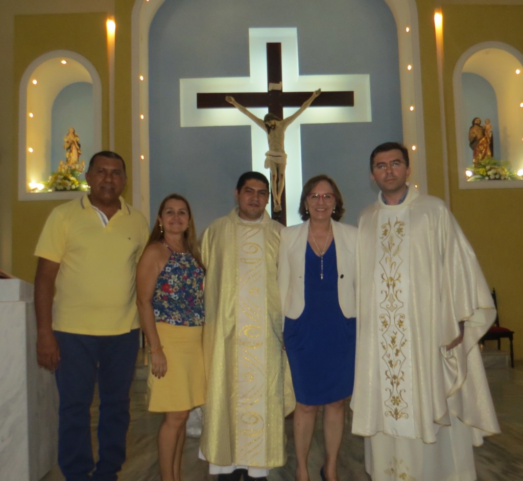 Na igreja com os padres e a vereadora Rosana e o seu esposo