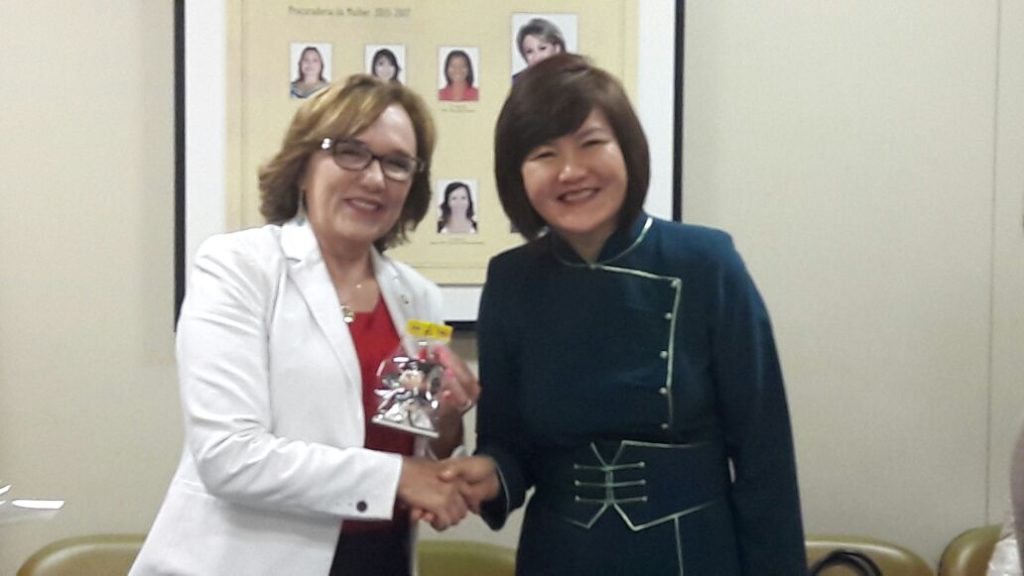 Zenaide Maia e a embaixadora da Mongólia